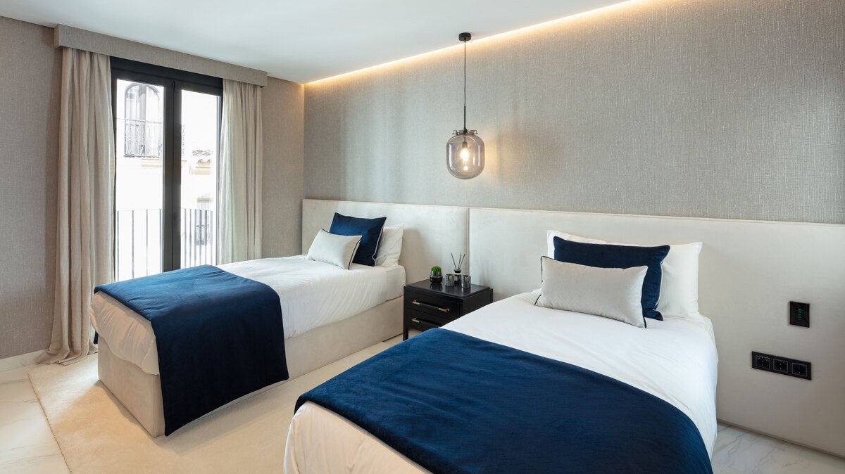 Sophisticated & dazzling frontline sea apartment