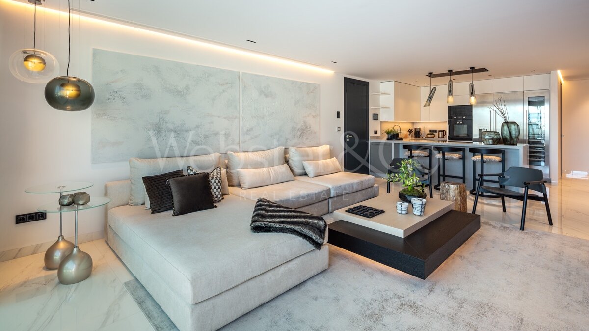 Sophisticated & dazzling frontline sea apartment