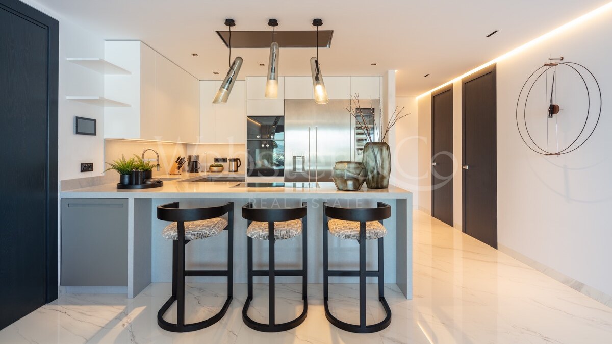 Sophisticated & dazzling frontline sea apartment