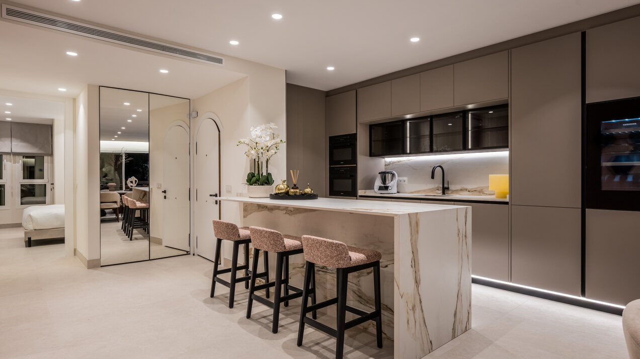 Elegant beachfront apartment in gated community