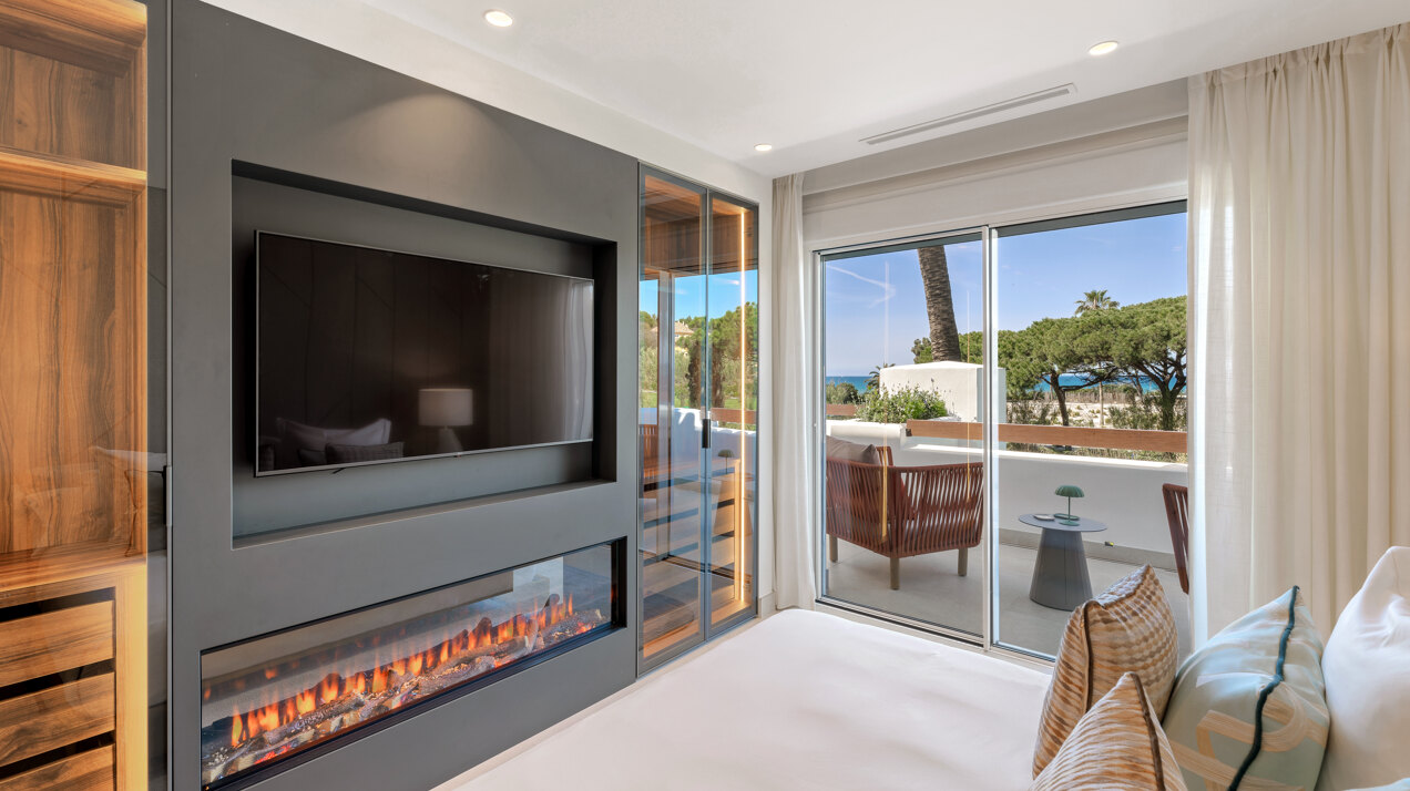 Elegant beachfront apartment in gated community