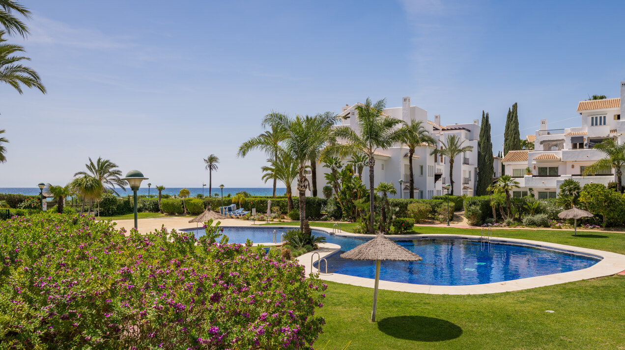 Elegant beachfront apartment in gated community