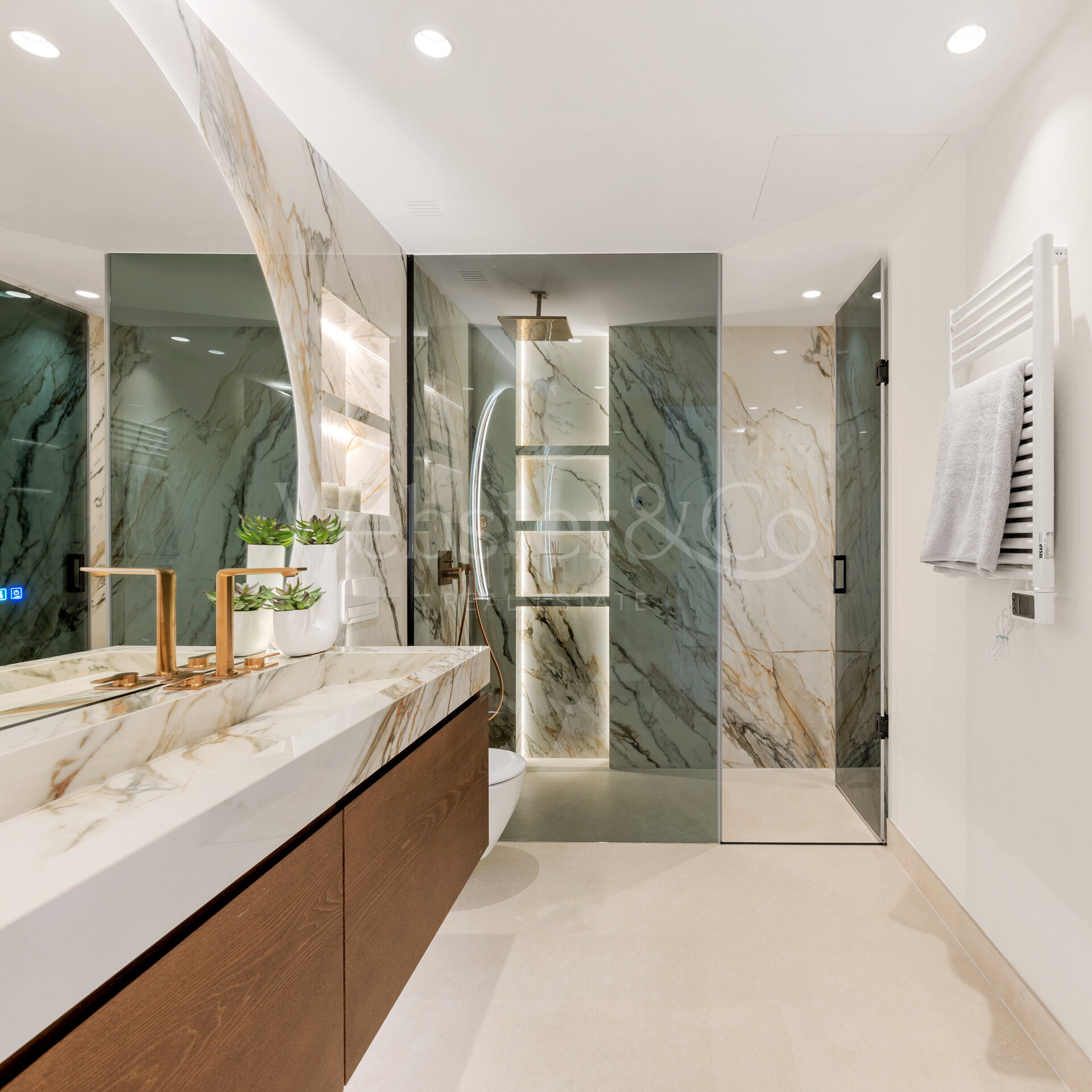 Elegant beachfront apartment in gated community