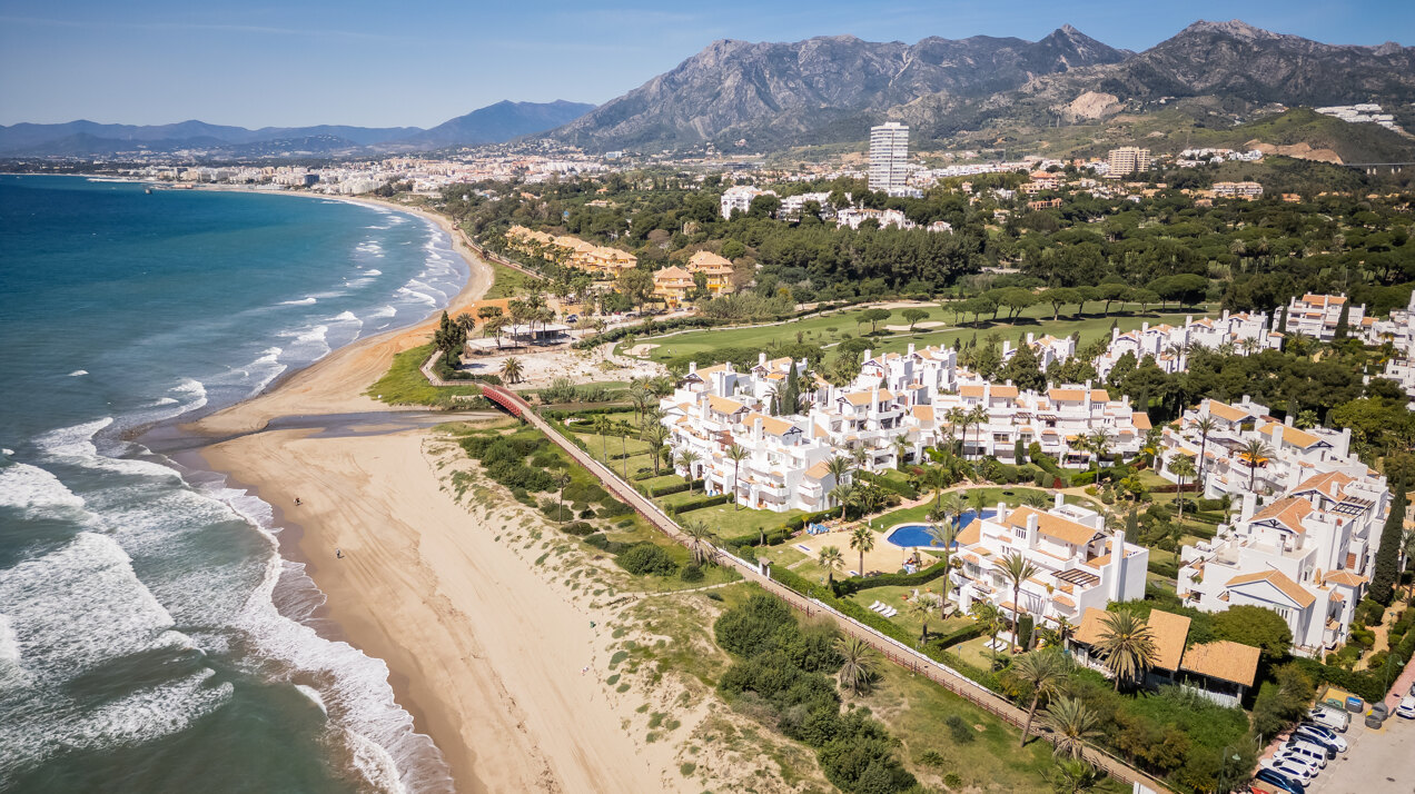Elegant beachfront apartment in gated community