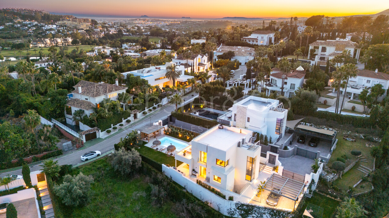 Perfectly positioned contemporary villa in Golf Valley