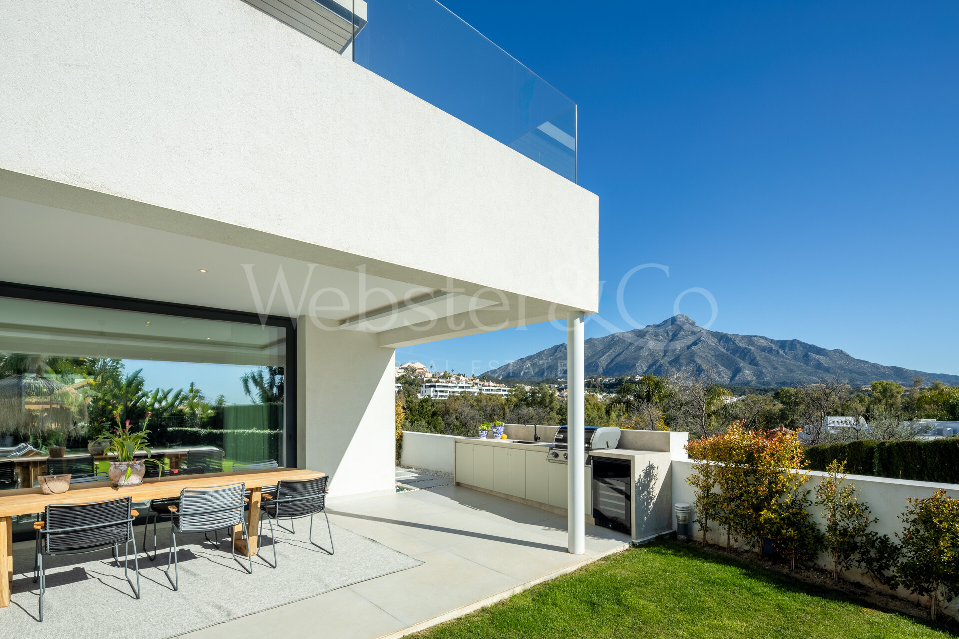 Perfectly positioned contemporary villa in Golf Valley