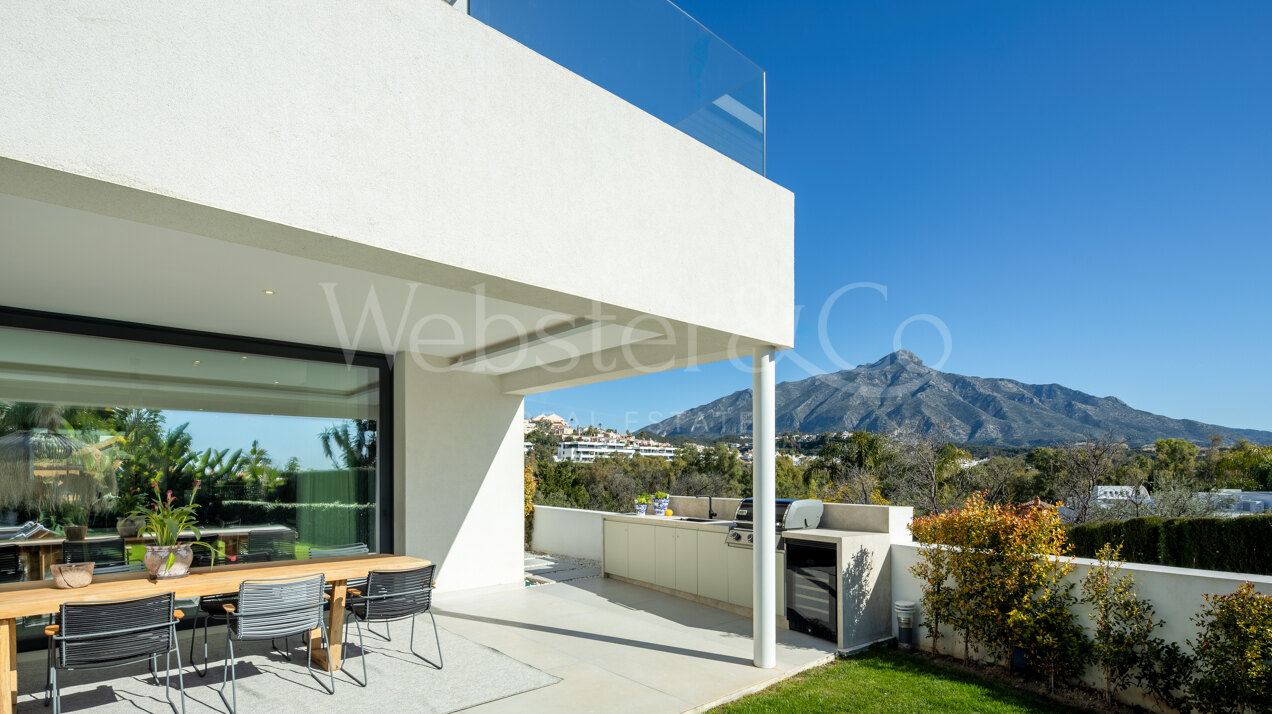 Perfectly positioned contemporary villa in Golf Valley