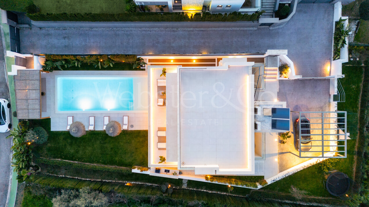 Perfectly positioned contemporary villa in Golf Valley