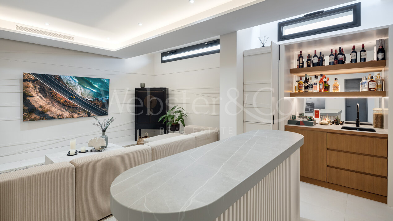 Perfectly positioned contemporary villa in Golf Valley