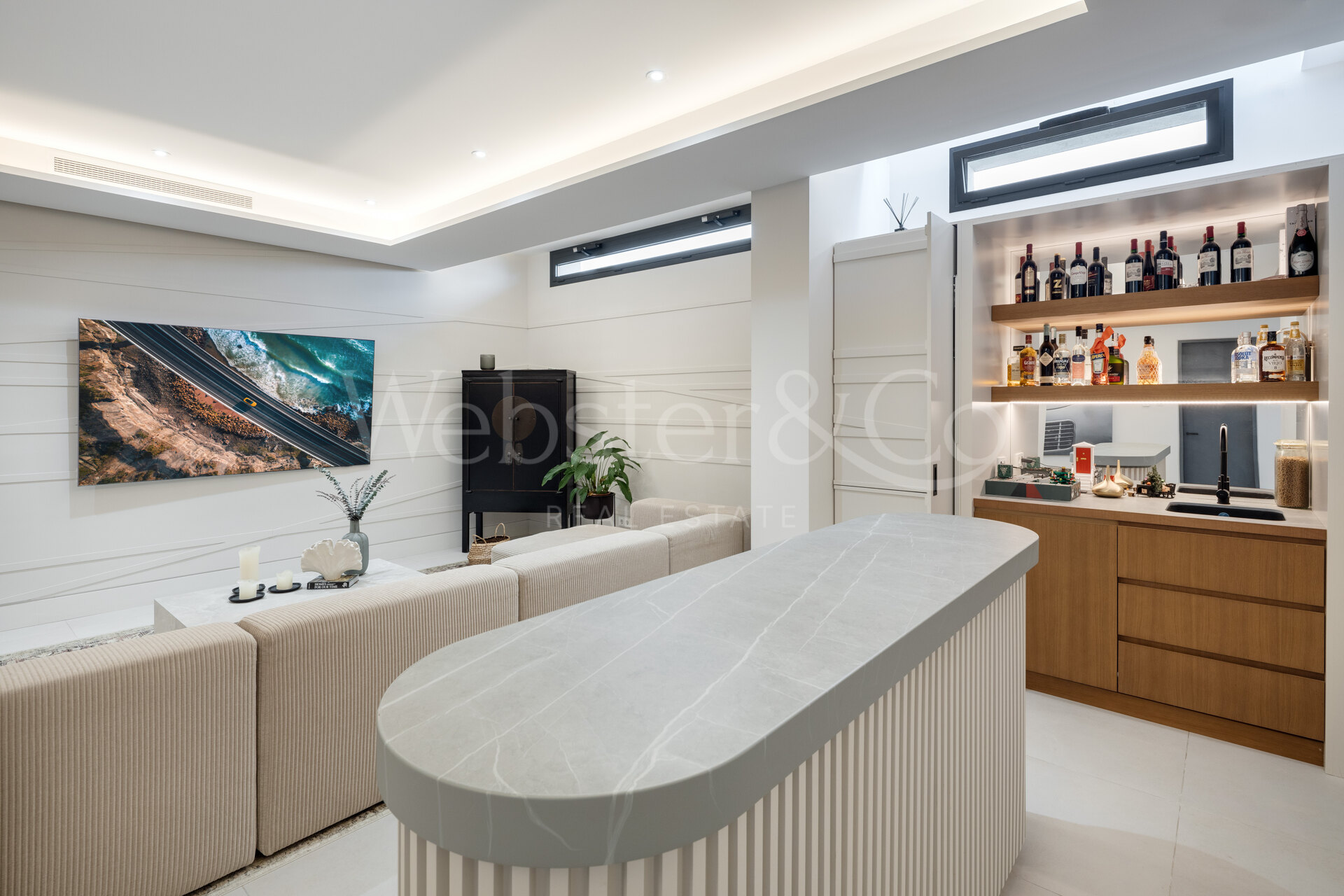 Perfectly positioned contemporary villa in Golf Valley