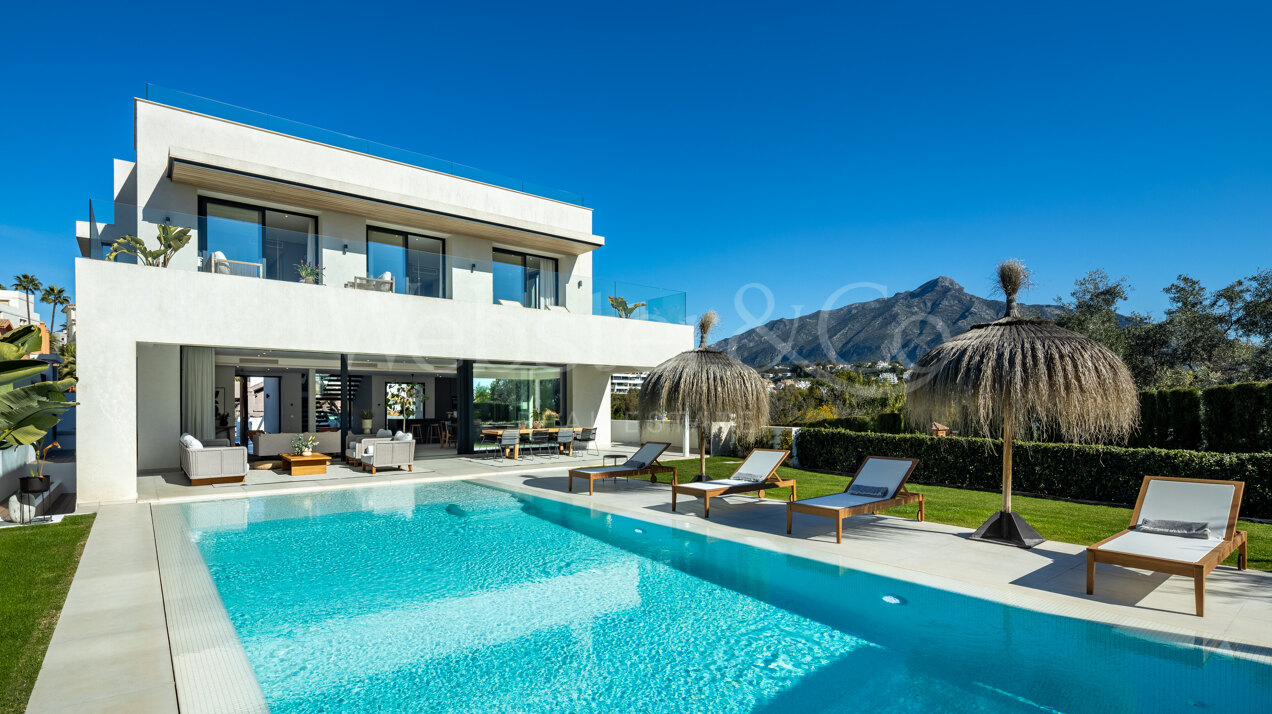 Perfectly positioned contemporary villa in Golf Valley