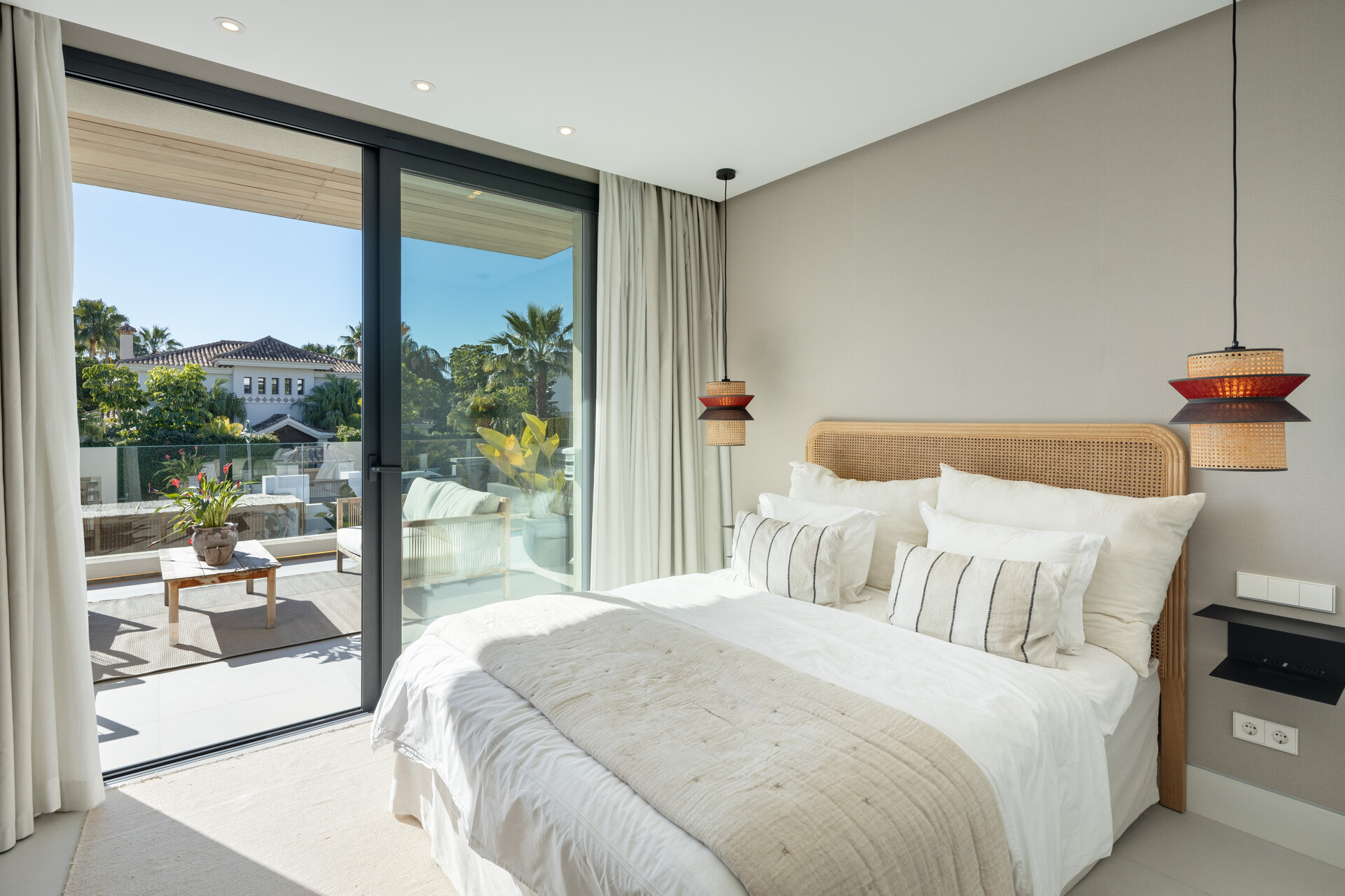 Perfectly positioned contemporary villa in Golf Valley