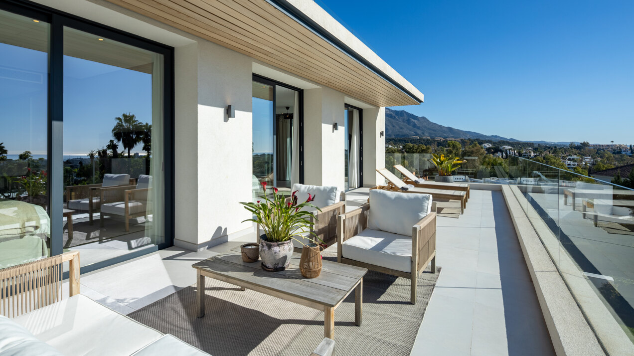 Perfectly positioned contemporary villa in Golf Valley