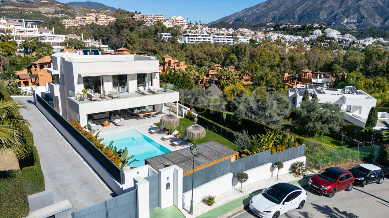 Perfectly positioned contemporary villa in Golf Valley