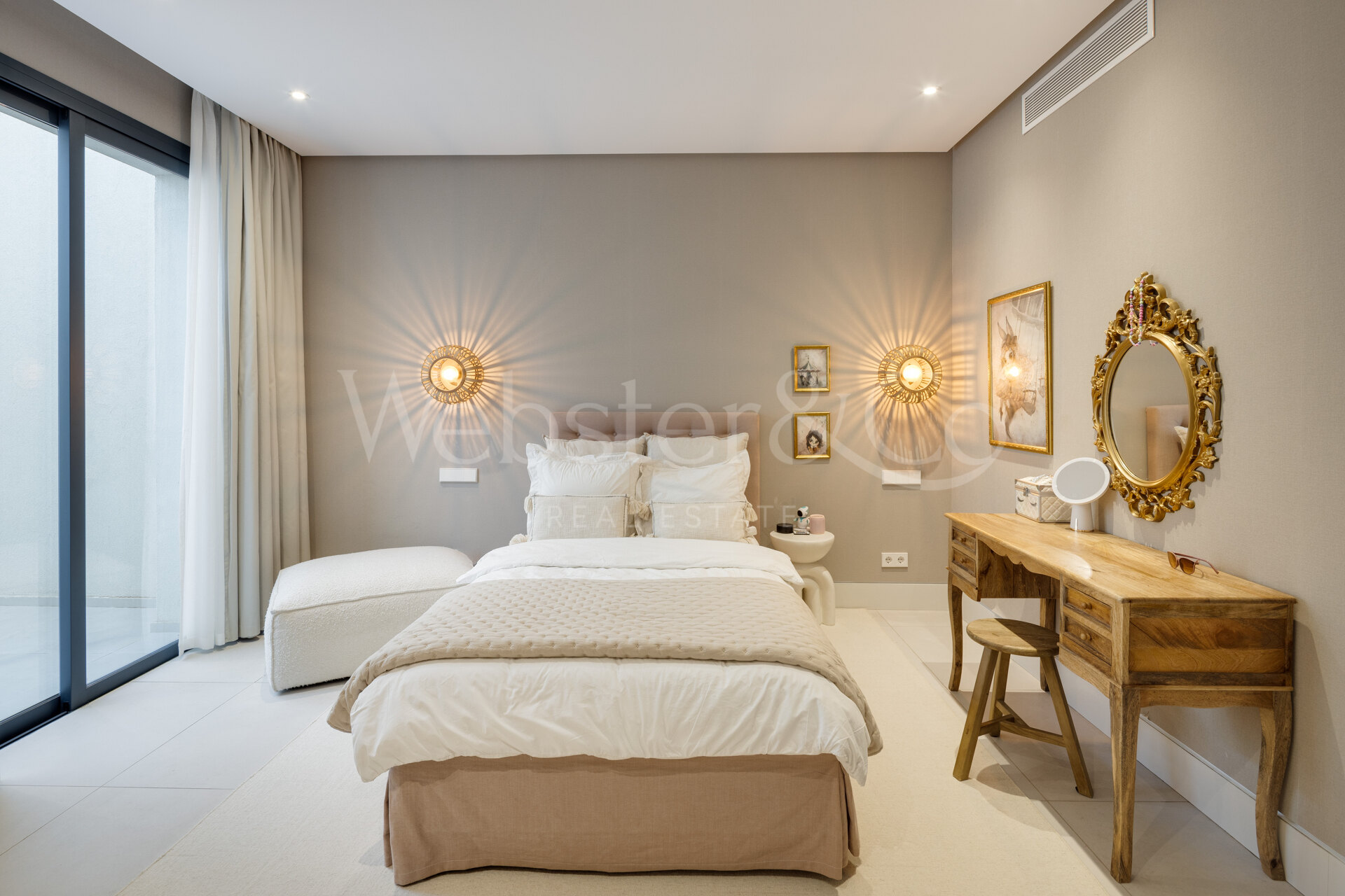 Perfectly positioned contemporary villa in Golf Valley