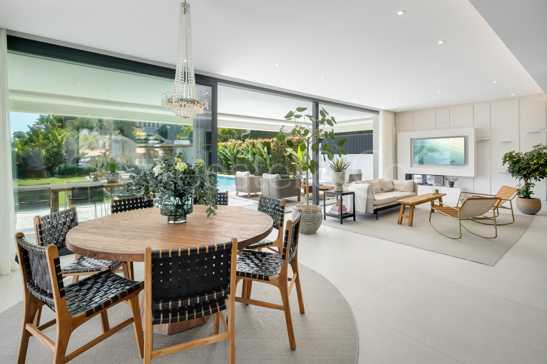 Perfectly positioned contemporary villa in Golf Valley