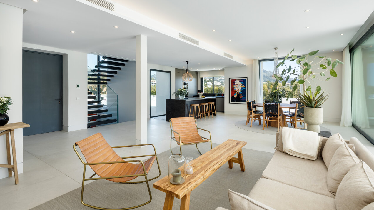 Perfectly positioned contemporary villa in Golf Valley