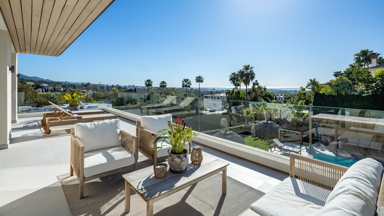 Perfectly positioned contemporary villa in Golf Valley