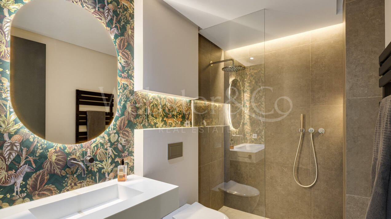 Perfectly positioned contemporary villa in Golf Valley