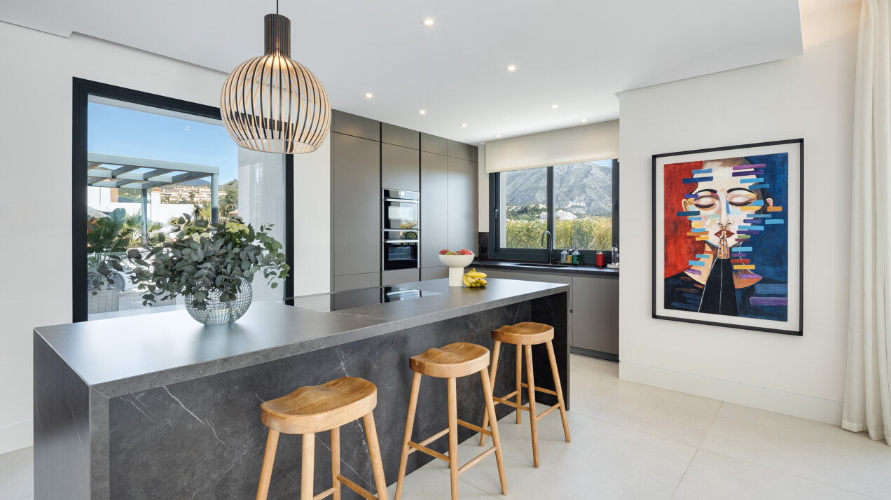 Perfectly positioned contemporary villa in Golf Valley