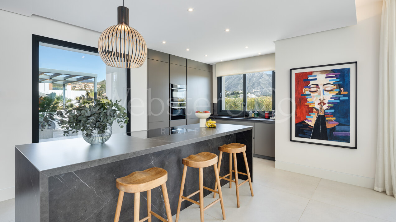 Perfectly positioned contemporary villa in Golf Valley