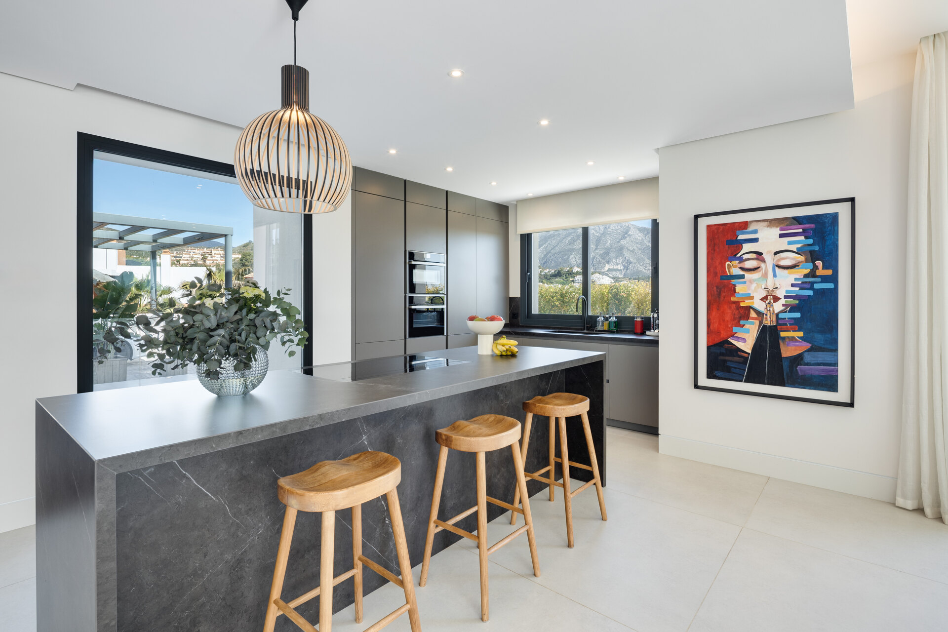 Perfectly positioned contemporary villa in Golf Valley