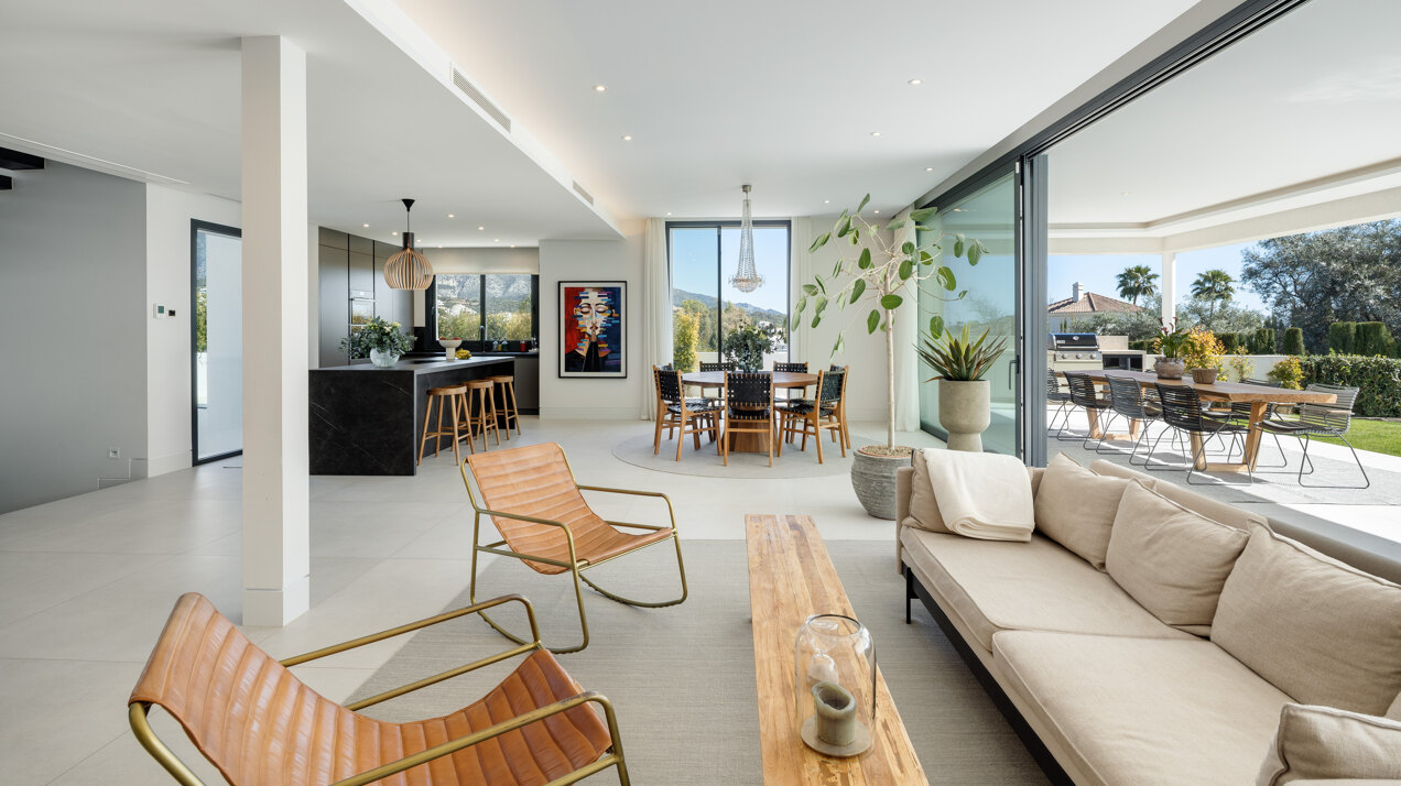 Perfectly positioned contemporary villa in Golf Valley