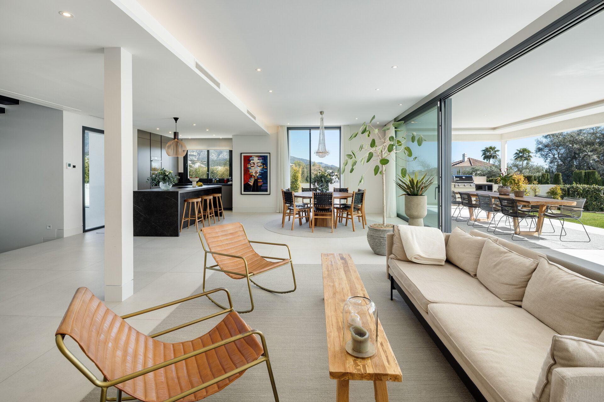 Perfectly positioned contemporary villa in Golf Valley