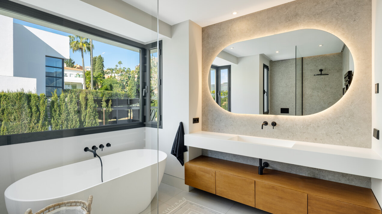 Perfectly positioned contemporary villa in Golf Valley