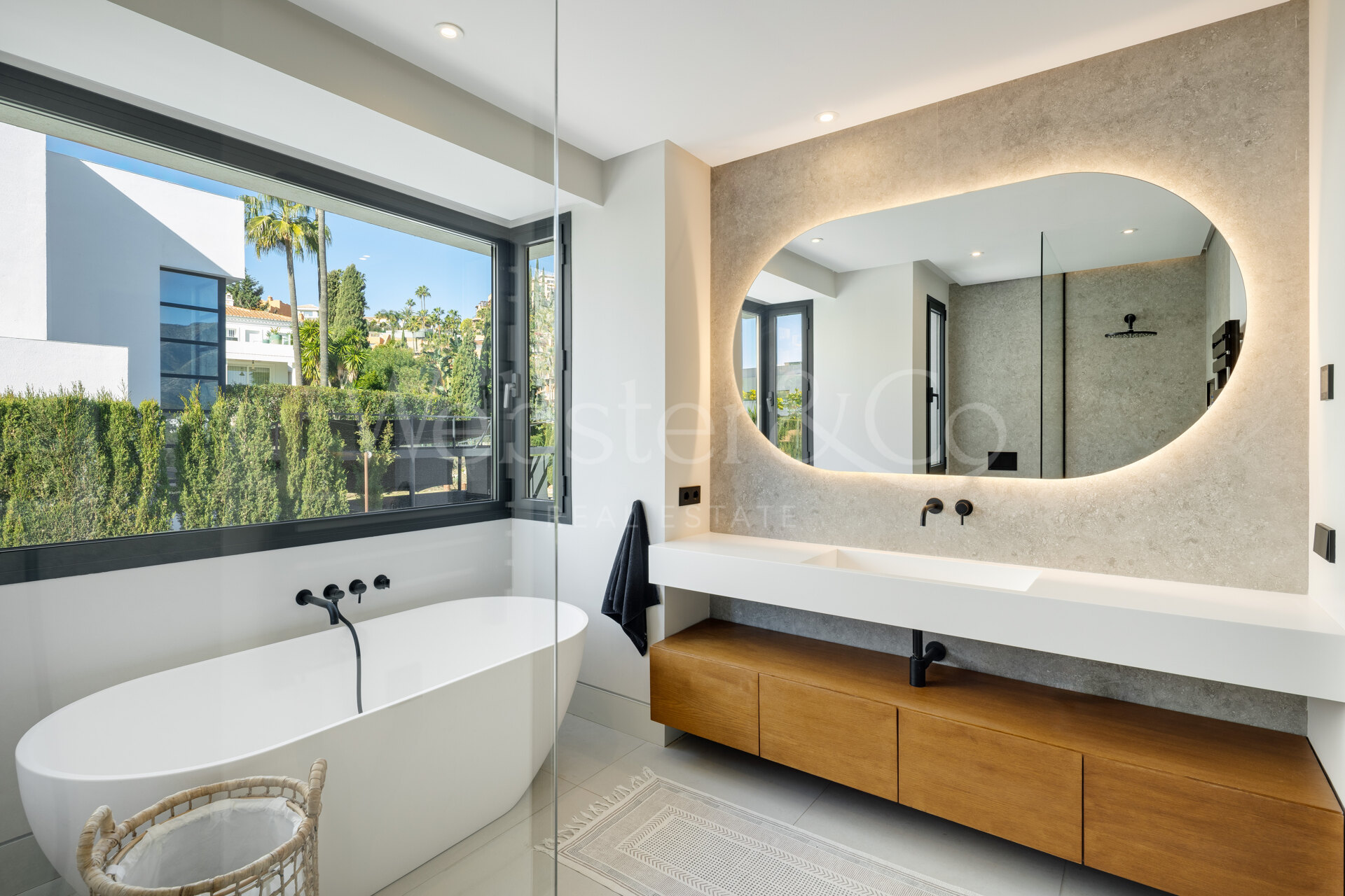 Perfectly positioned contemporary villa in Golf Valley