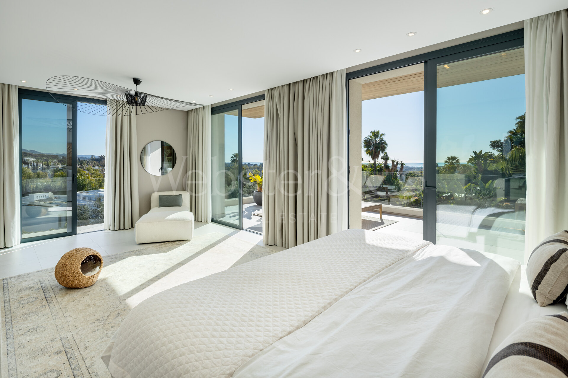 Perfectly positioned contemporary villa in Golf Valley