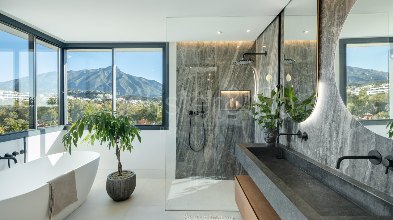 Perfectly positioned contemporary villa in Golf Valley