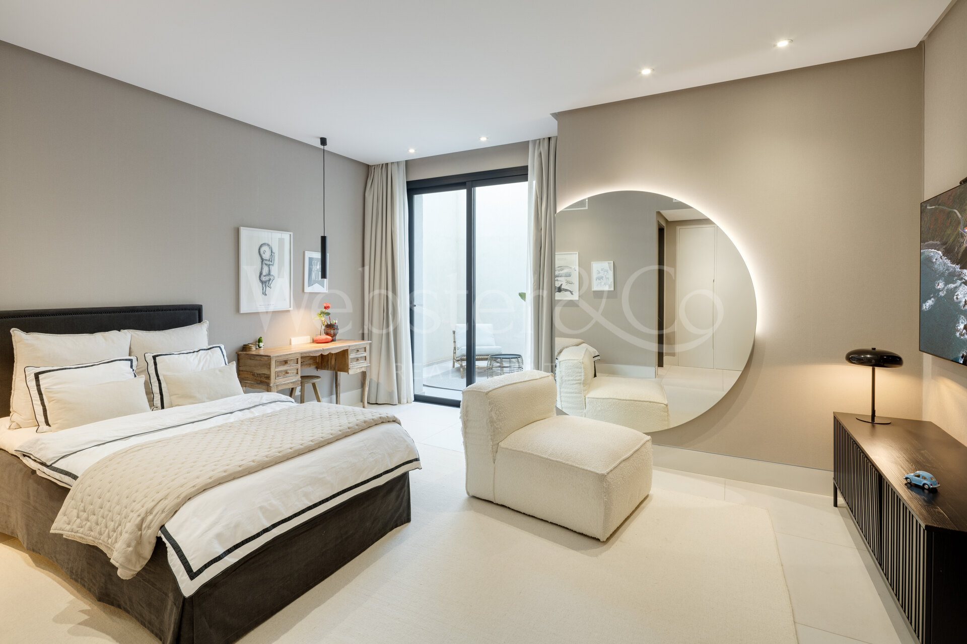 Perfectly positioned contemporary villa in Golf Valley