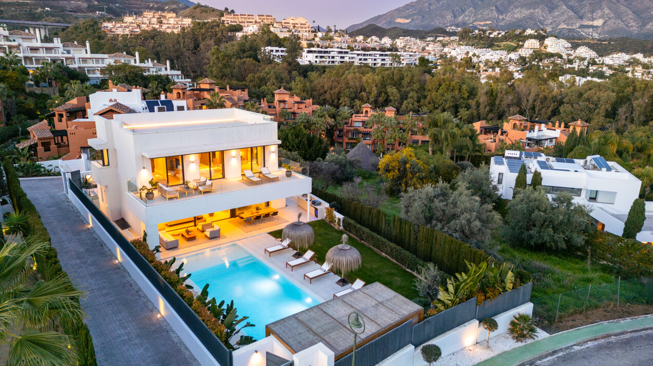 Perfectly positioned contemporary villa in Golf Valley