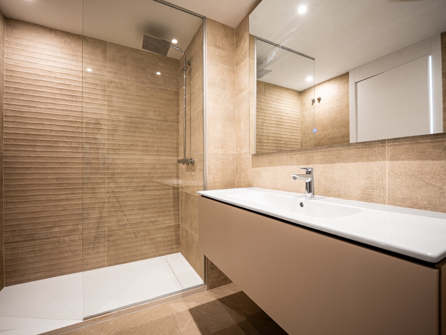 New, modern and light-filled duplex penthouse