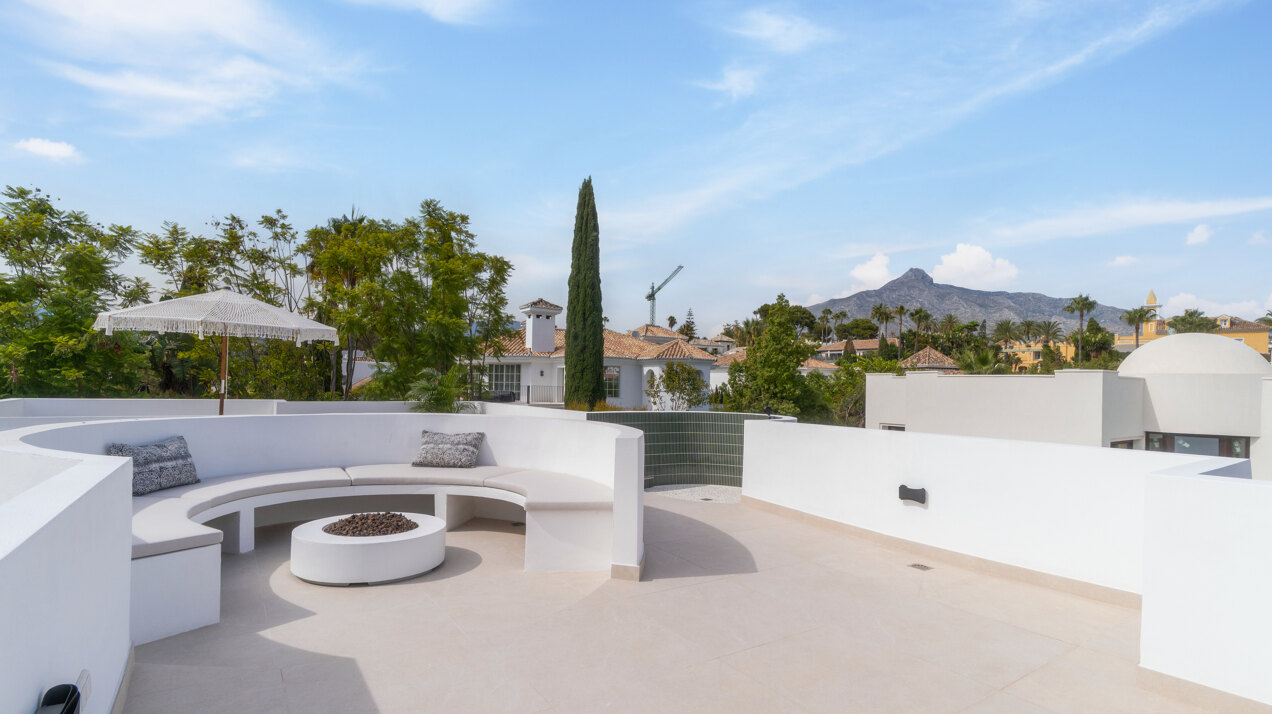 Luxurious 6 bedroom villa sits in the heart of Golf valley