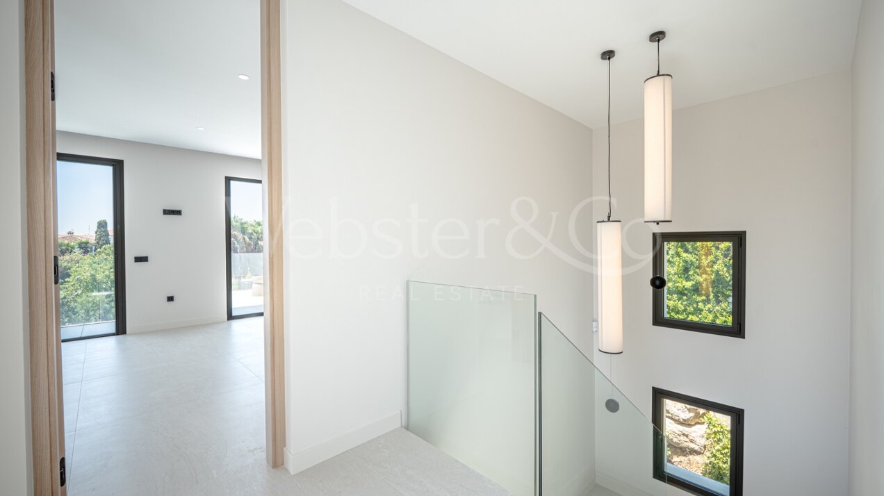 Villa Capri - Beachside Luxury in Estepona