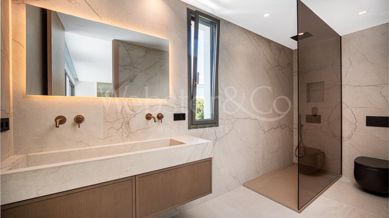 Villa Capri - Beachside Luxury in Estepona