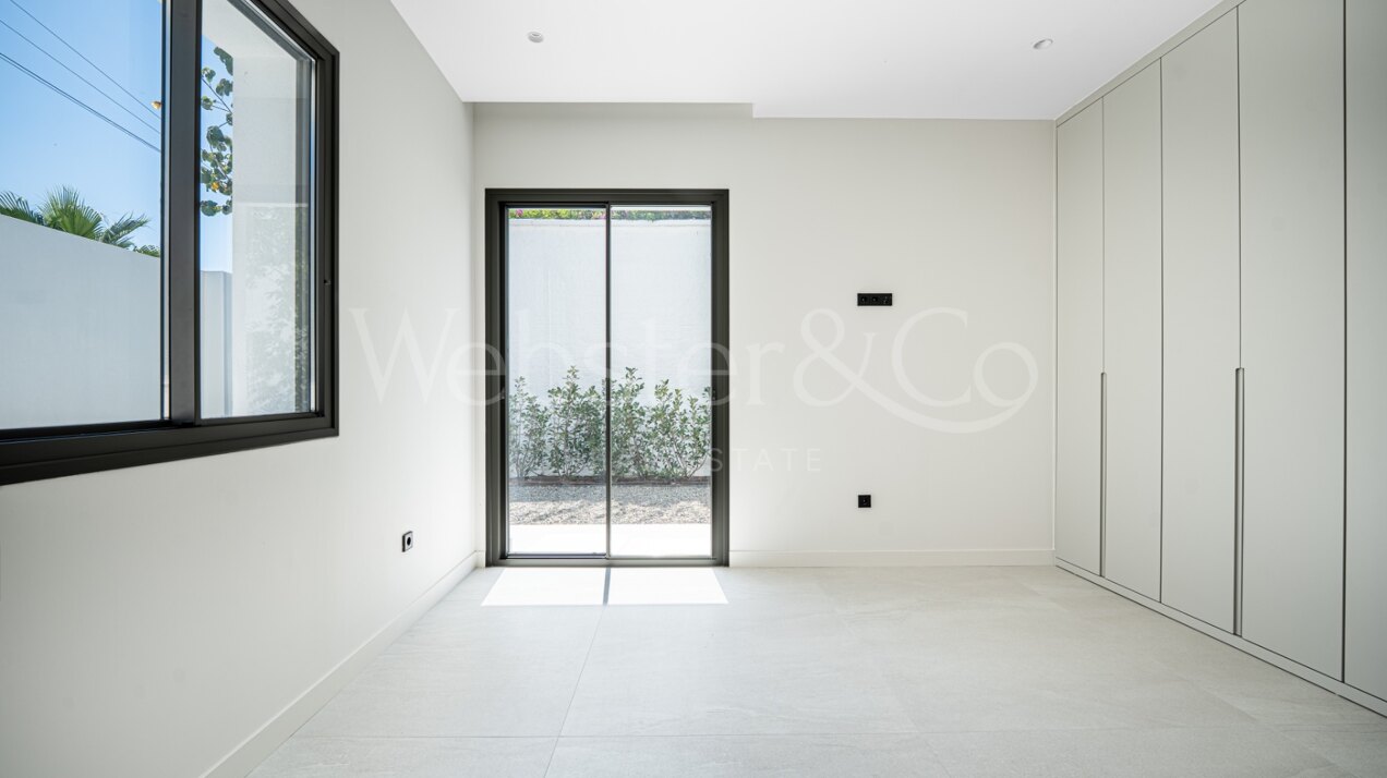 Villa Capri - Beachside Luxury in Estepona