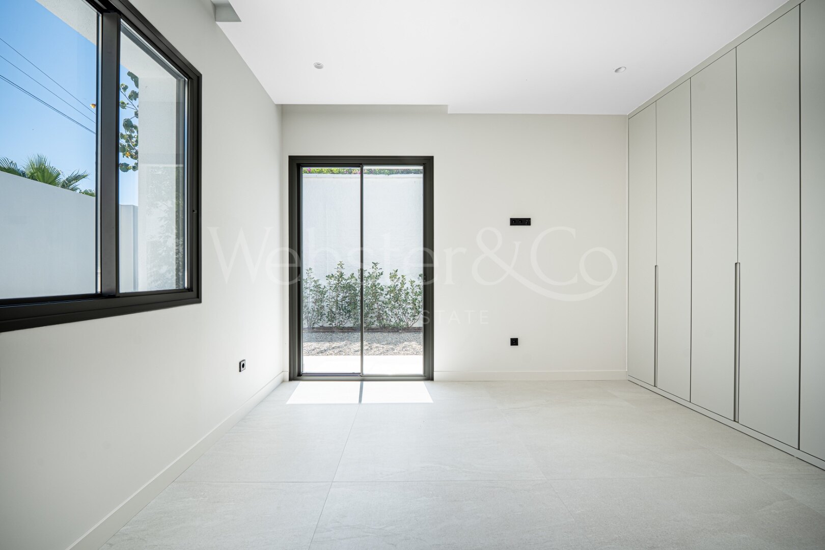 Villa Capri - Beachside Luxury in Estepona