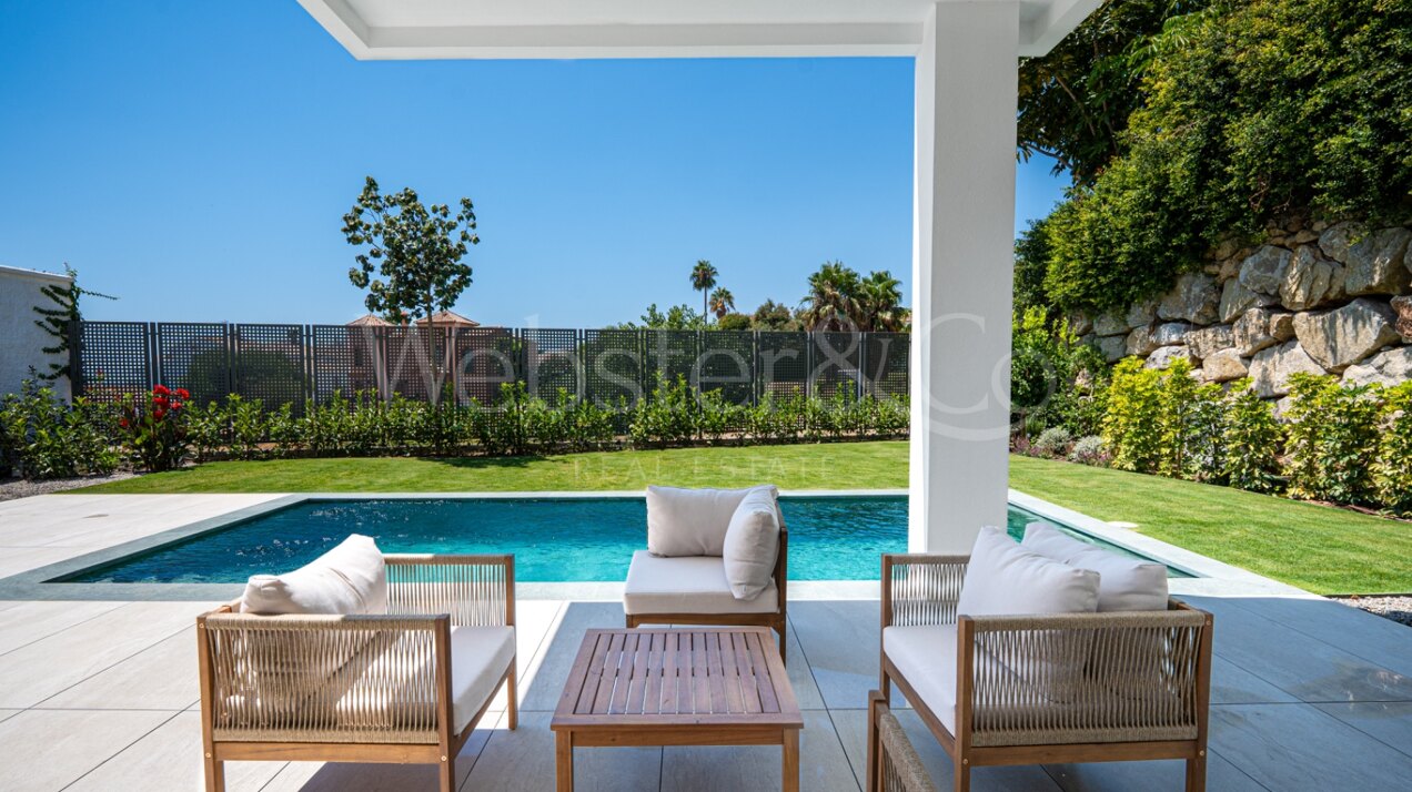 Villa Capri - Beachside Luxury in Estepona