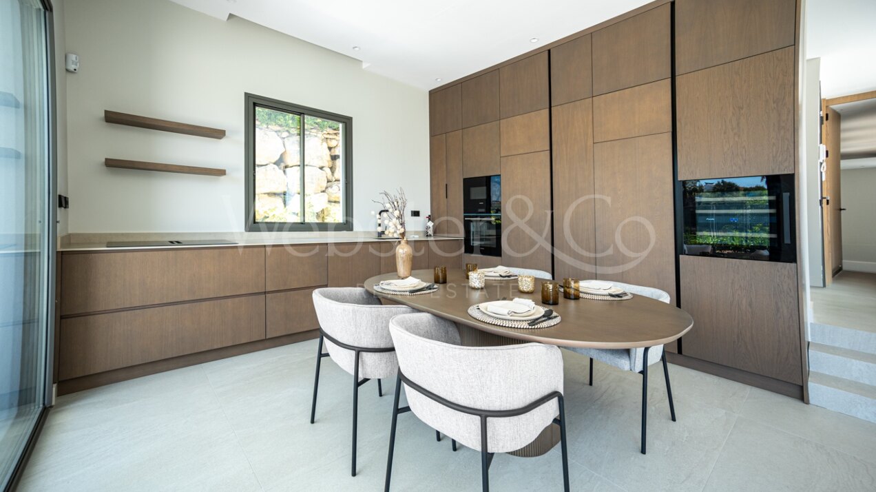 Villa Capri - Beachside Luxury in Estepona