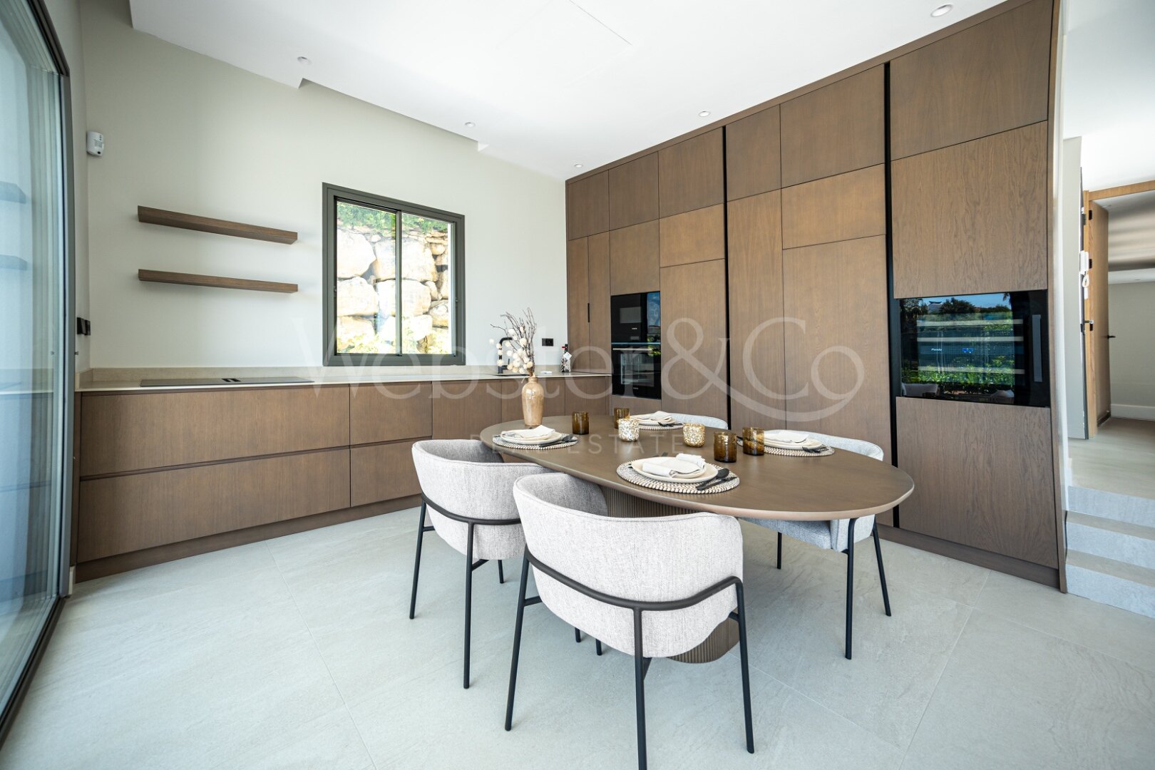 Villa Capri - Beachside Luxury in Estepona