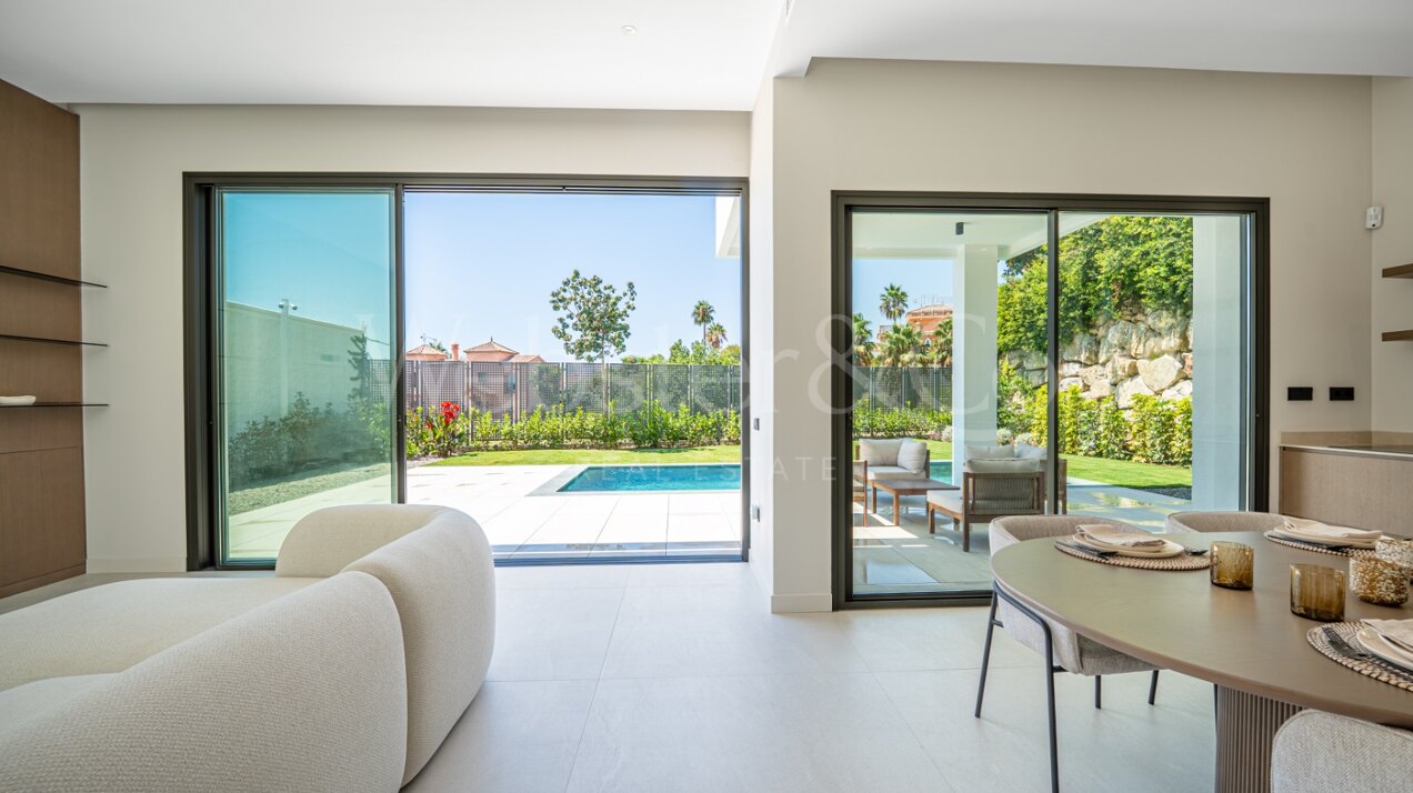 Villa Capri - Beachside Luxury in Estepona