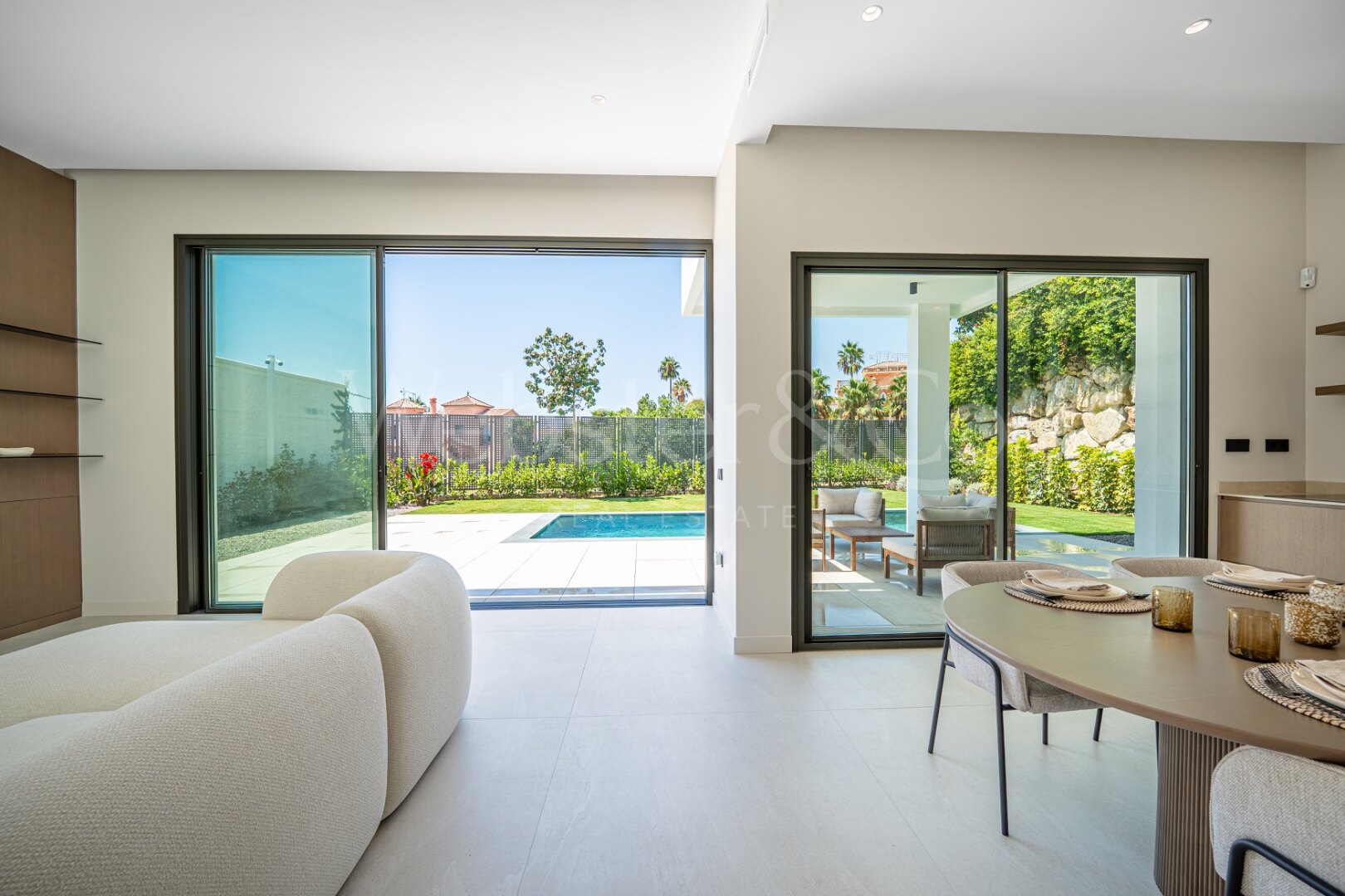 Villa Capri - Beachside Luxury in Estepona