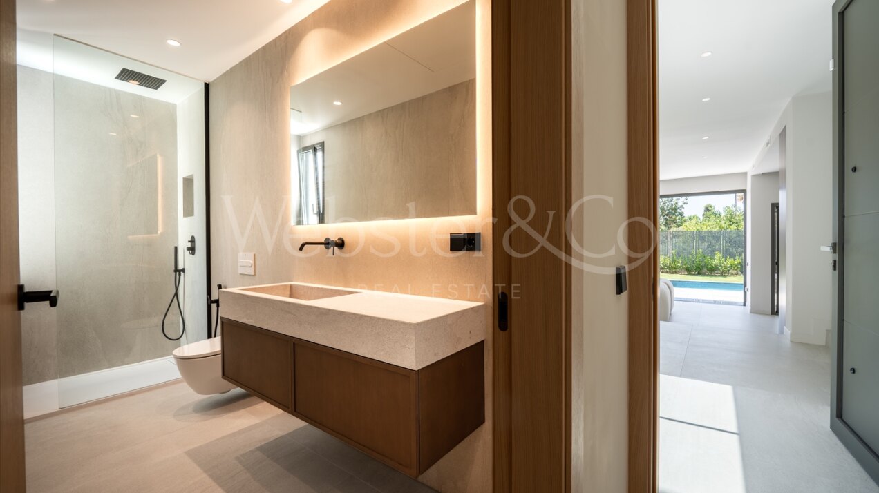 Villa Capri - Beachside Luxury in Estepona