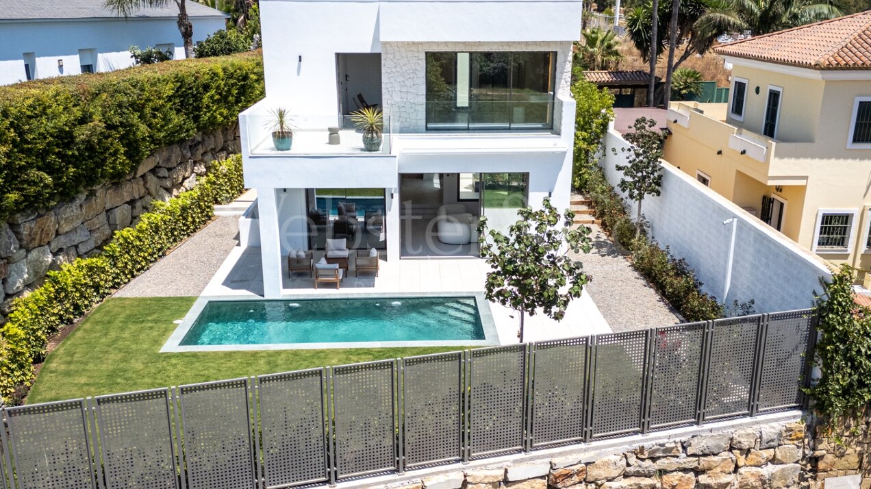 Villa Capri - Beachside Luxury in Estepona