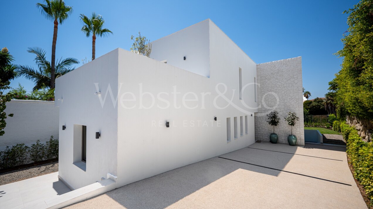 Villa Capri - Beachside Luxury in Estepona