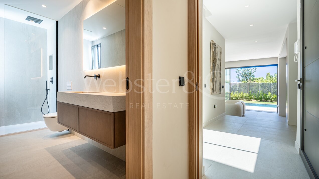 Villa Capri - Beachside Luxury in Estepona