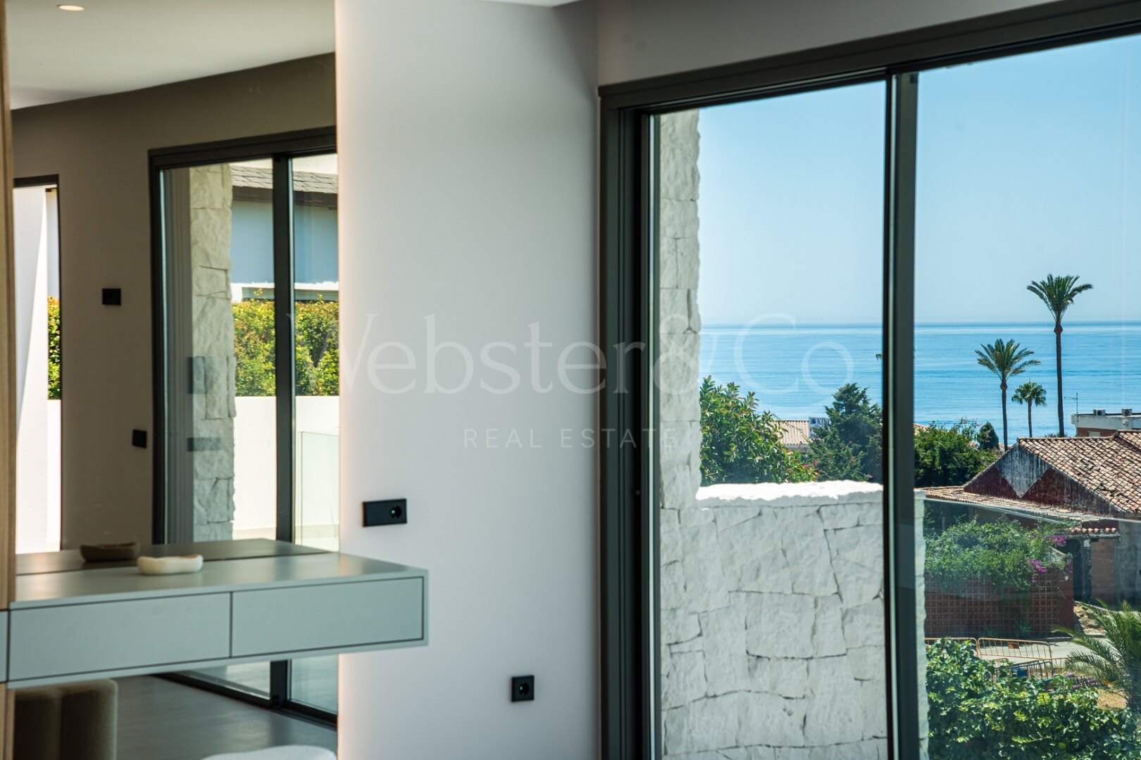 Villa Capri - Beachside Luxury in Estepona